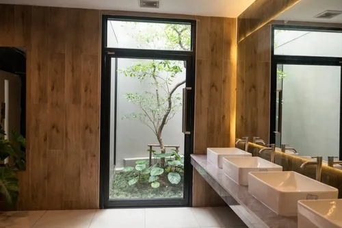 Interior,Design,With,Many,Sinks,,Toilet,,And,Outdoor,Tree,In
